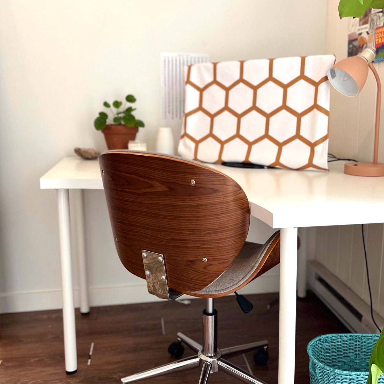 bee free monitor protector on a desktop pc screen